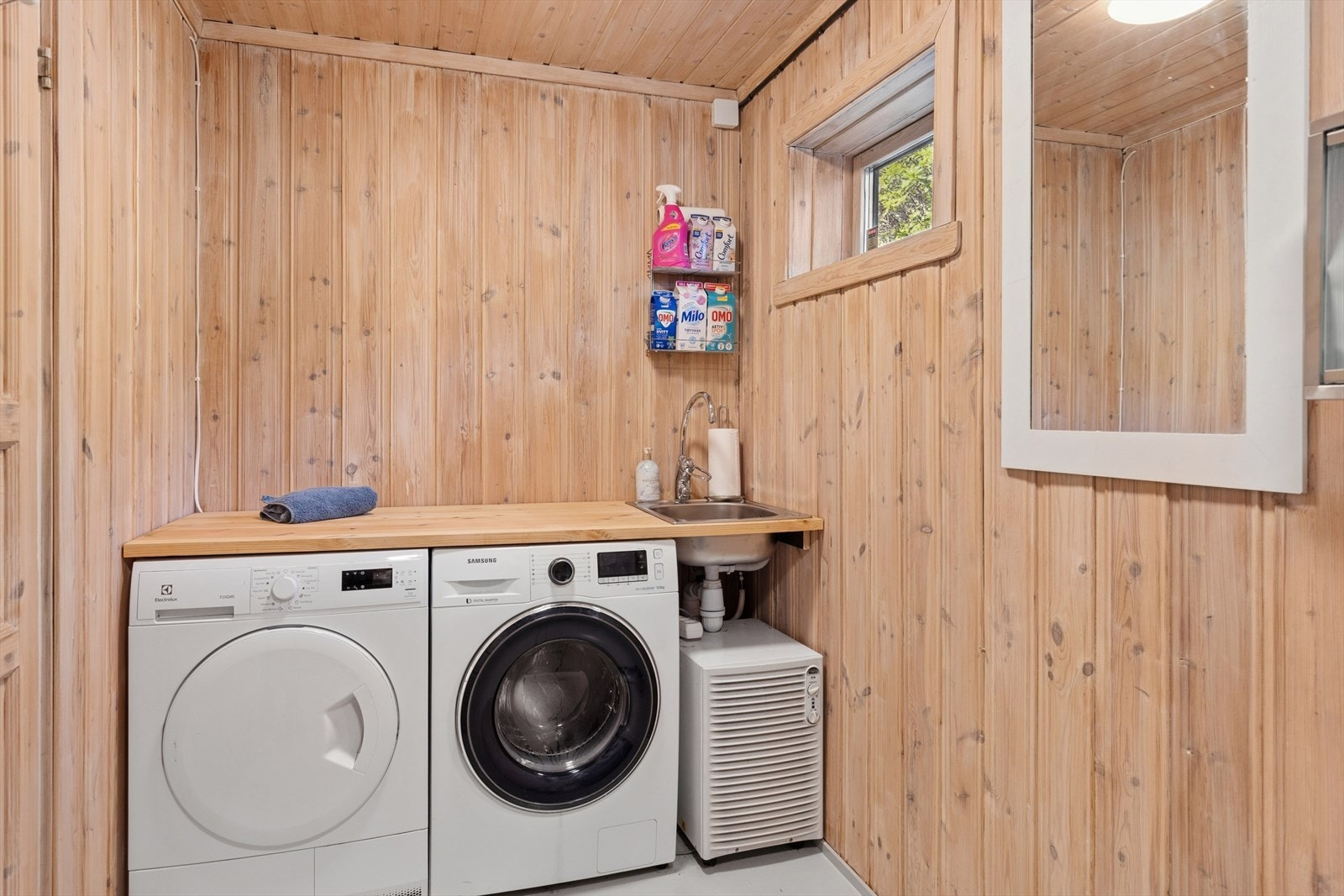 I tilknytning til badet er det et praktisk vaskerom med opplegg for vaskemaskin. Galleribilde