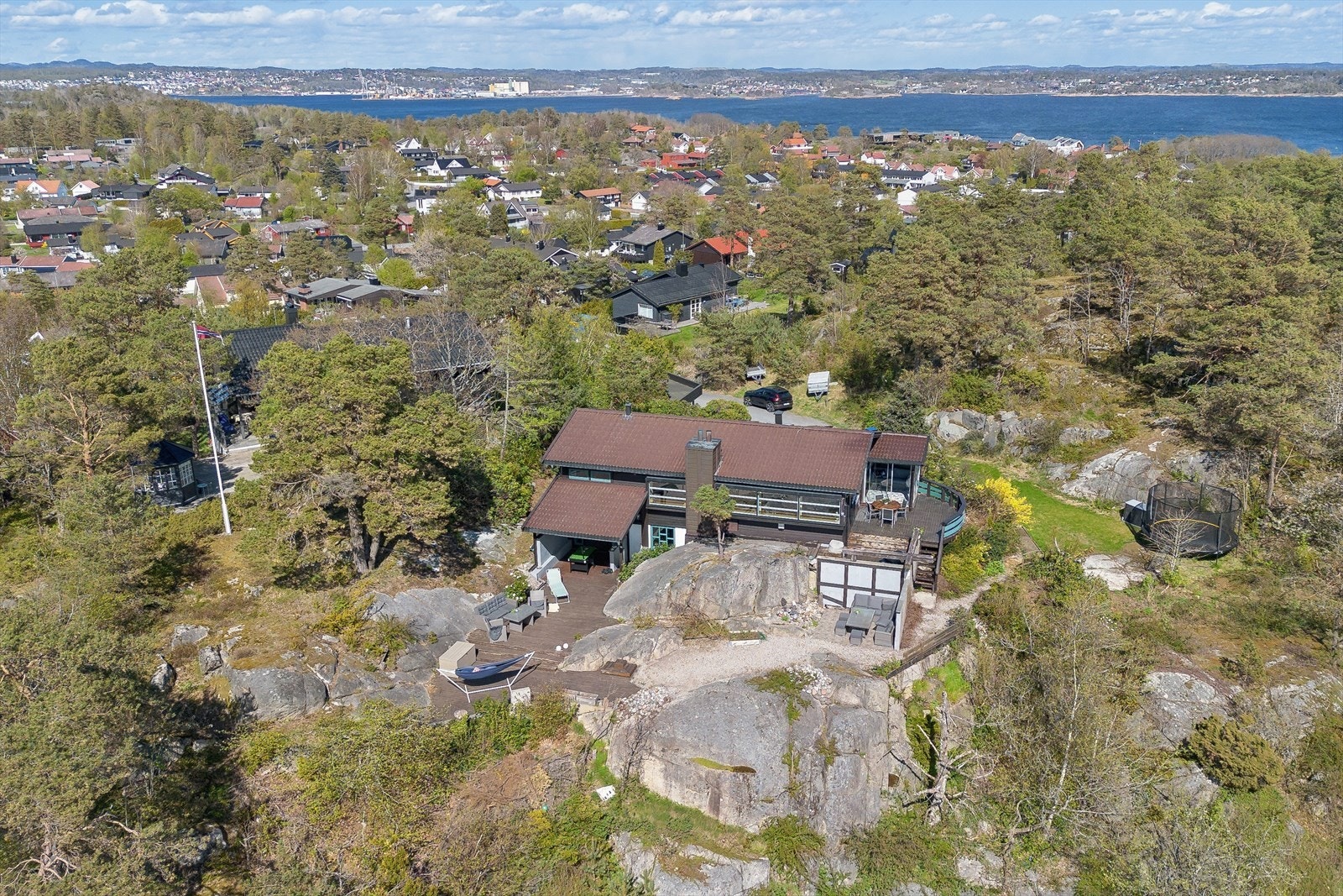 Eiendommen ligger høyt og fritt, omgitt av natur og med kort vei til sjøen. Galleribilde