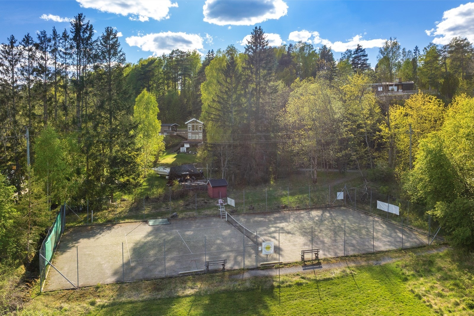 Det er i tillegg mulighet til å være medlem av Brønnøya Tennisklubb. Medlemskap koster rundt kr 150,- pr år. Det er litt over 30 medlemmer. Galleribilde