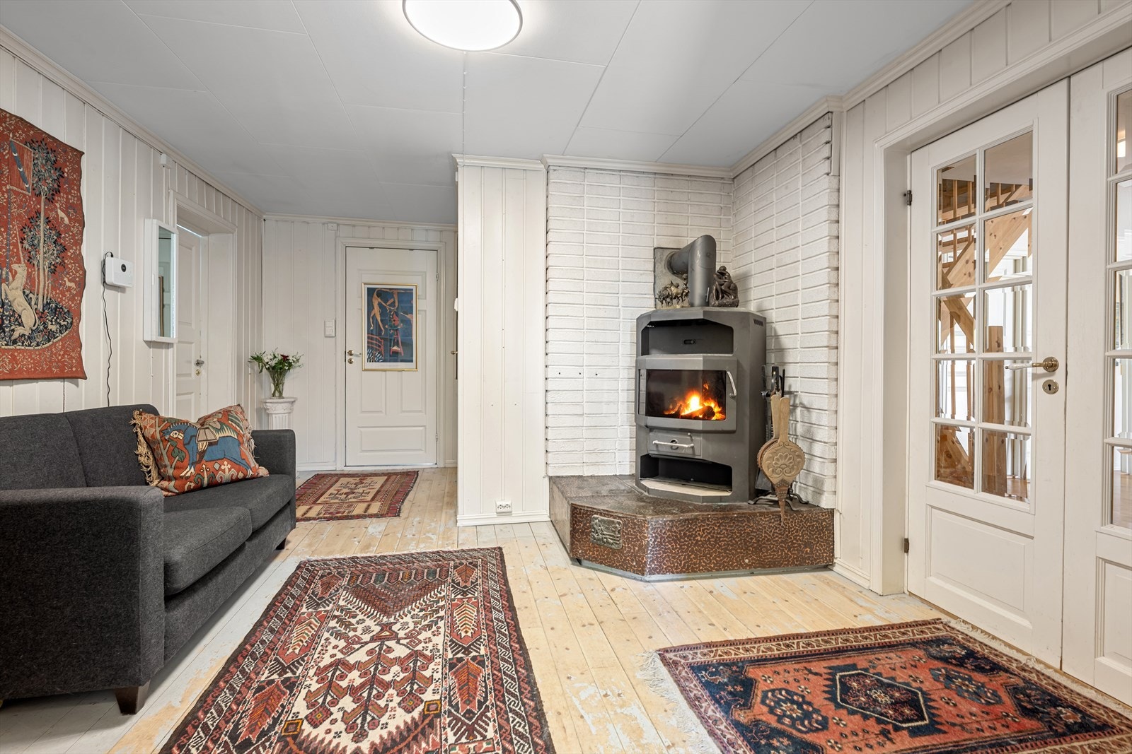 Hall med peis. Galleribilde