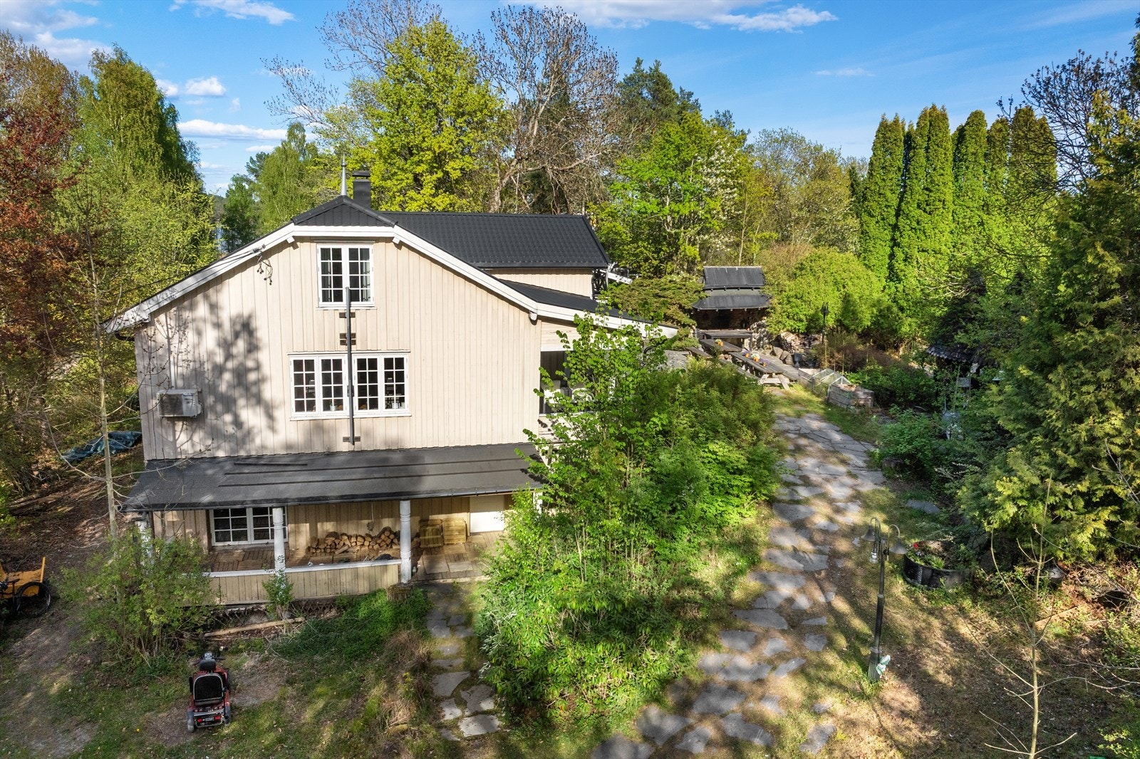 Her får du en enebolig med over 5 mål tomt, utleiedel, med en idyllisk beliggenhet. Galleribilde