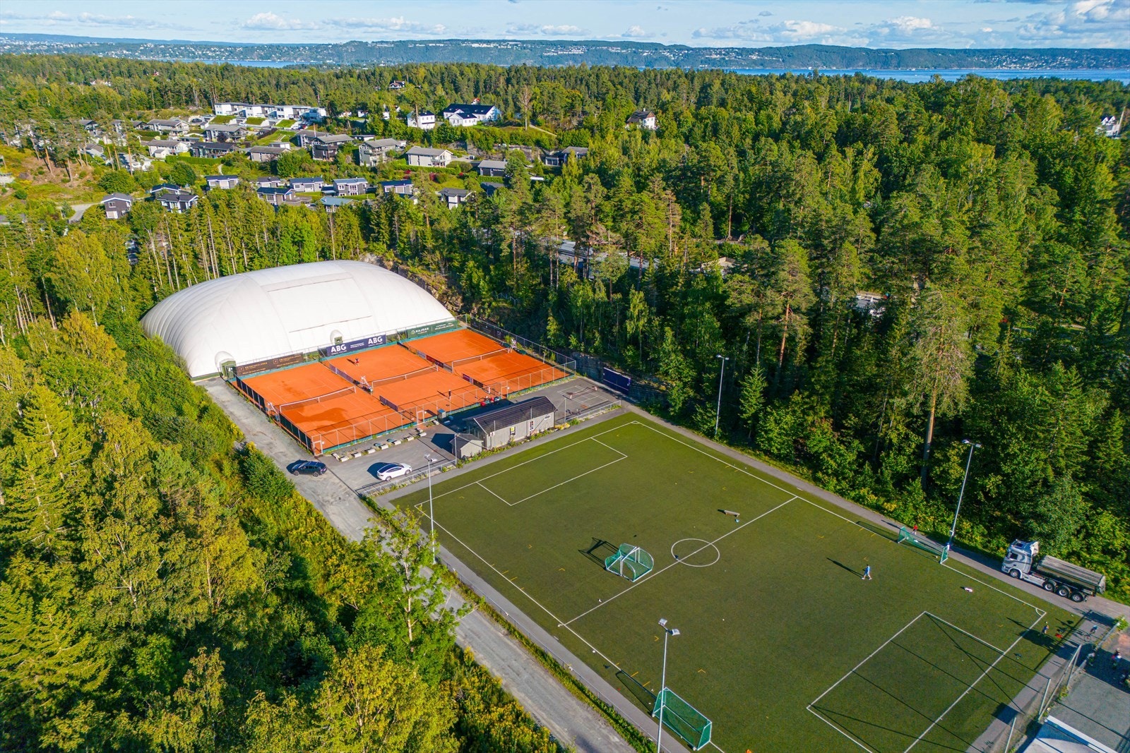 Nesøya Tennis Kunstgressbane. Galleribilde