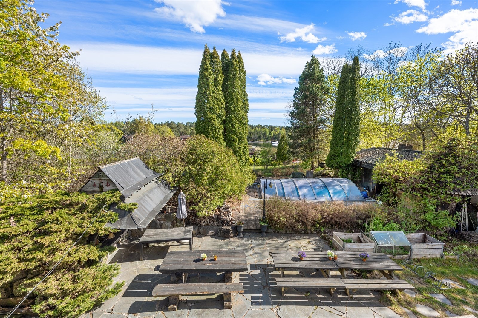 Tilknyttet bassenghuset er det en terrasse på rundt 33 kvm som strekker seg rundt bassenget. Det må påregnes renovering eller bytting av bassenget før bruk. Galleribilde