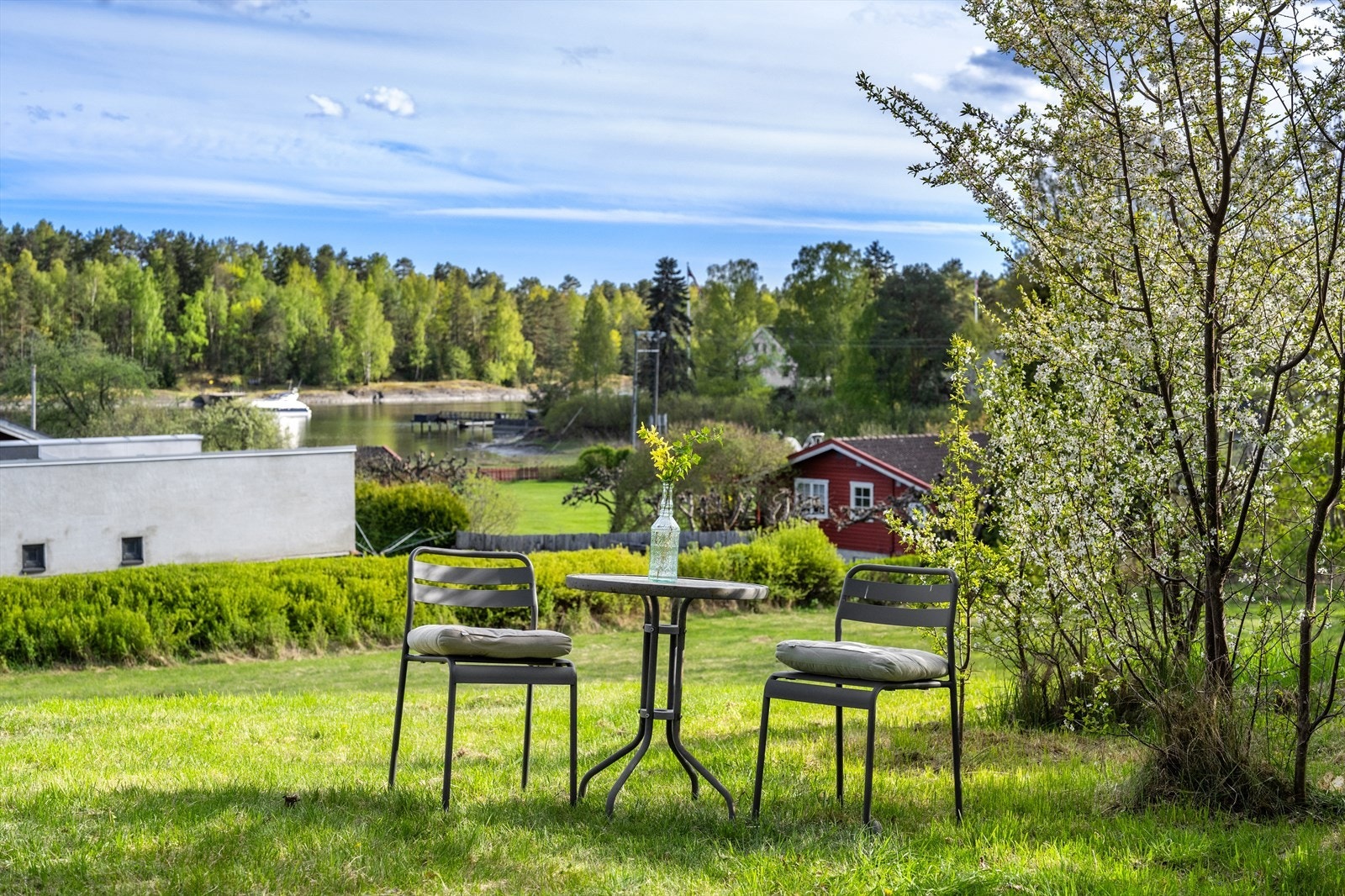 I tillegg byr eiendommen på flere naturlige oppholdsplasser rundt på tomten, med fin utsikt mot omkringliggende grøntområder. Galleribilde