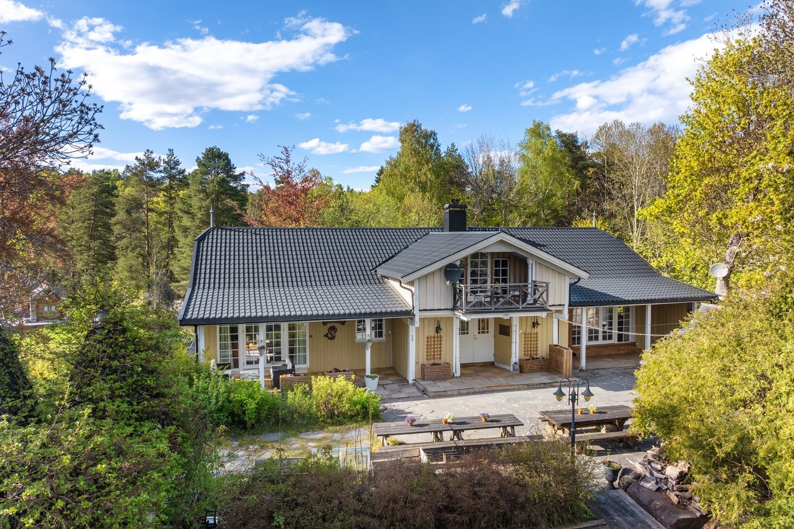 Området består hovedsakelig av fritidsbebyggelse. Det er noen fastboende på øya. Galleribilde