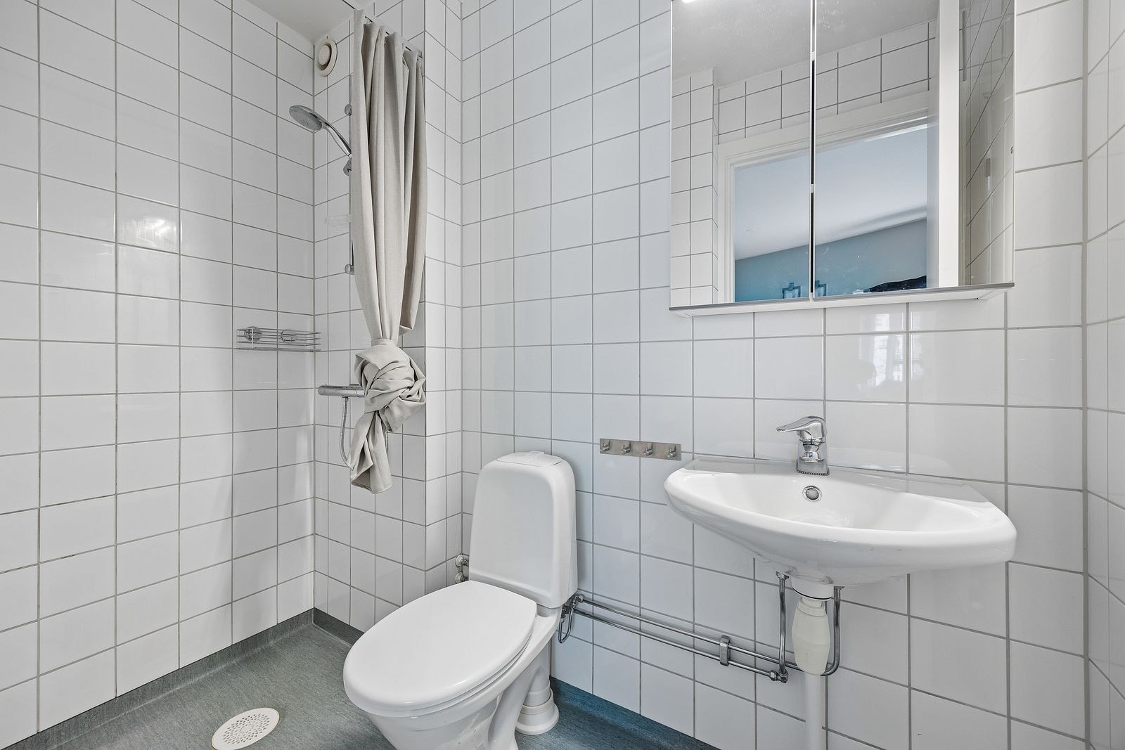 Bad. Det er tilgang til bod med vaskemaskin i felles gang. Galleribilde