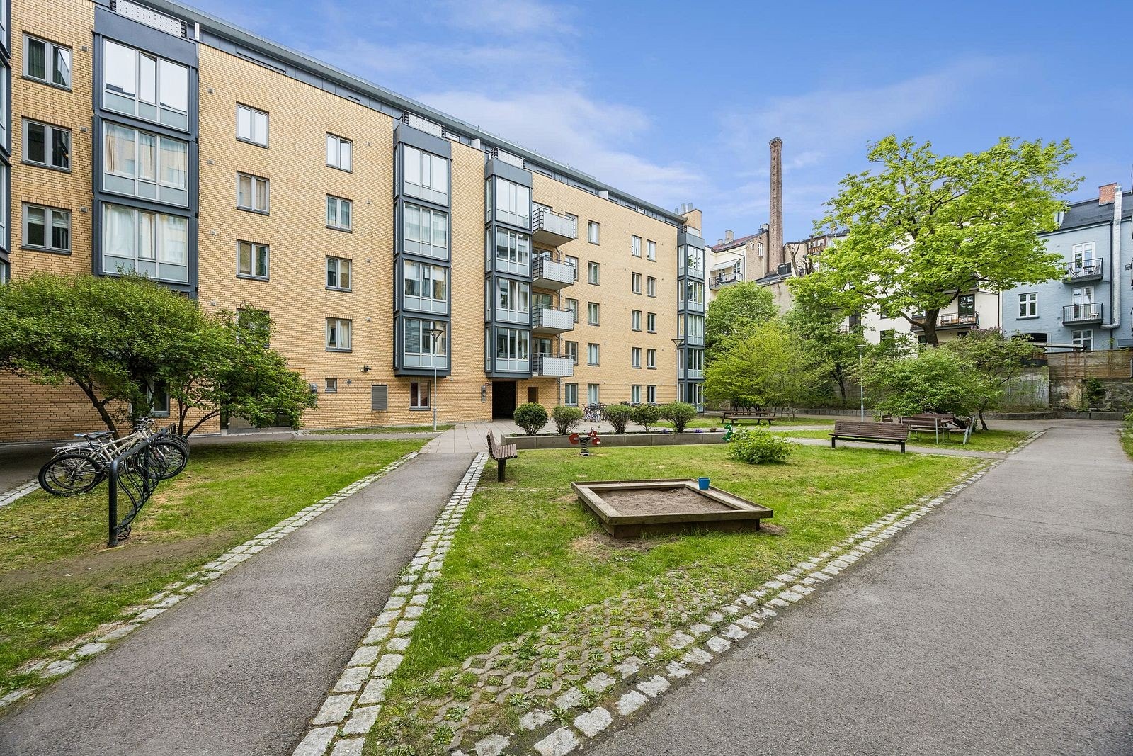 Sameiet har hyggelige fellesarelaer i lukket gårdsrom. Galleribilde