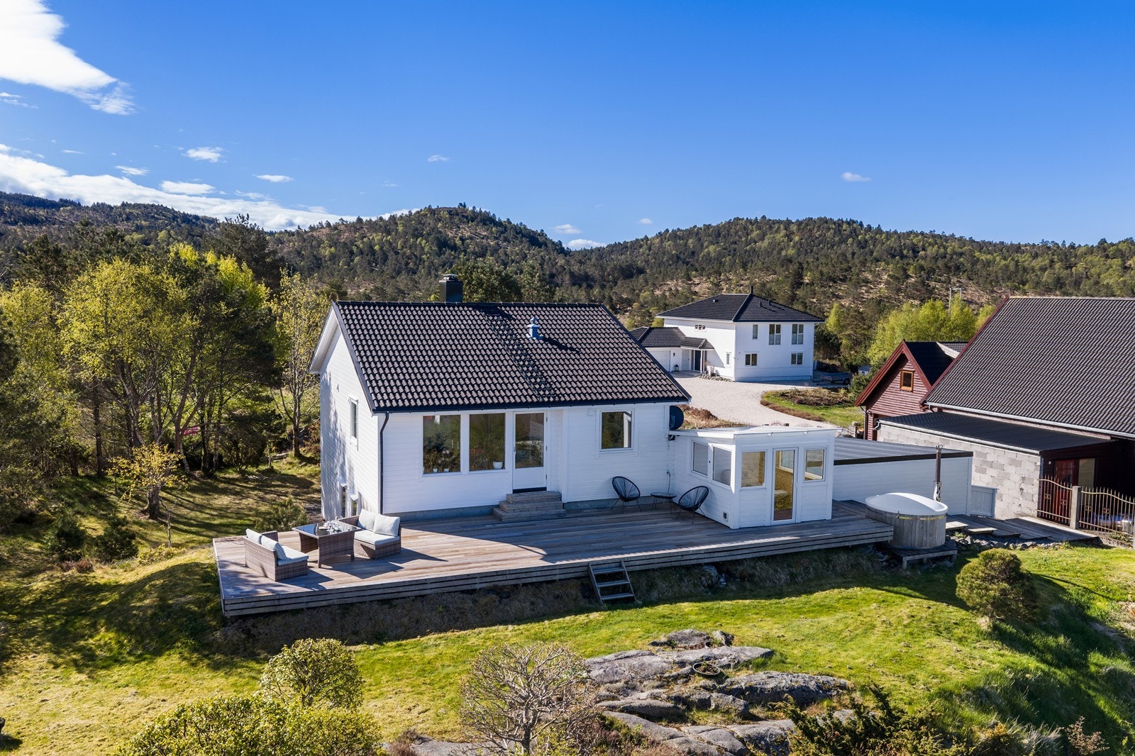 Utgang til meget trivelig terrasse og uteområde med gode solforhold Galleribilde
