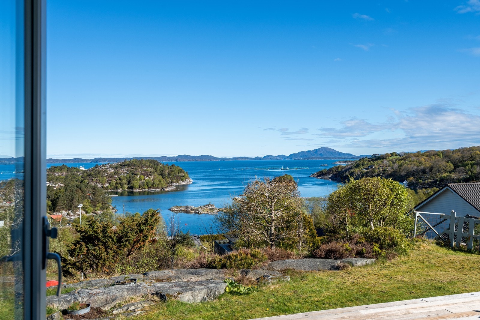 Fra stuen er det utgang til terrasse og hage Galleribilde