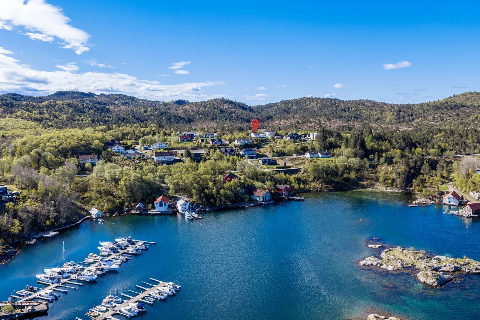 Idyllisk beliggenhet i boligfeltet Tørresplasset i Buavåg, i Sveio kommune, med rolige og naturskjønne omgivelser Galleribilde
