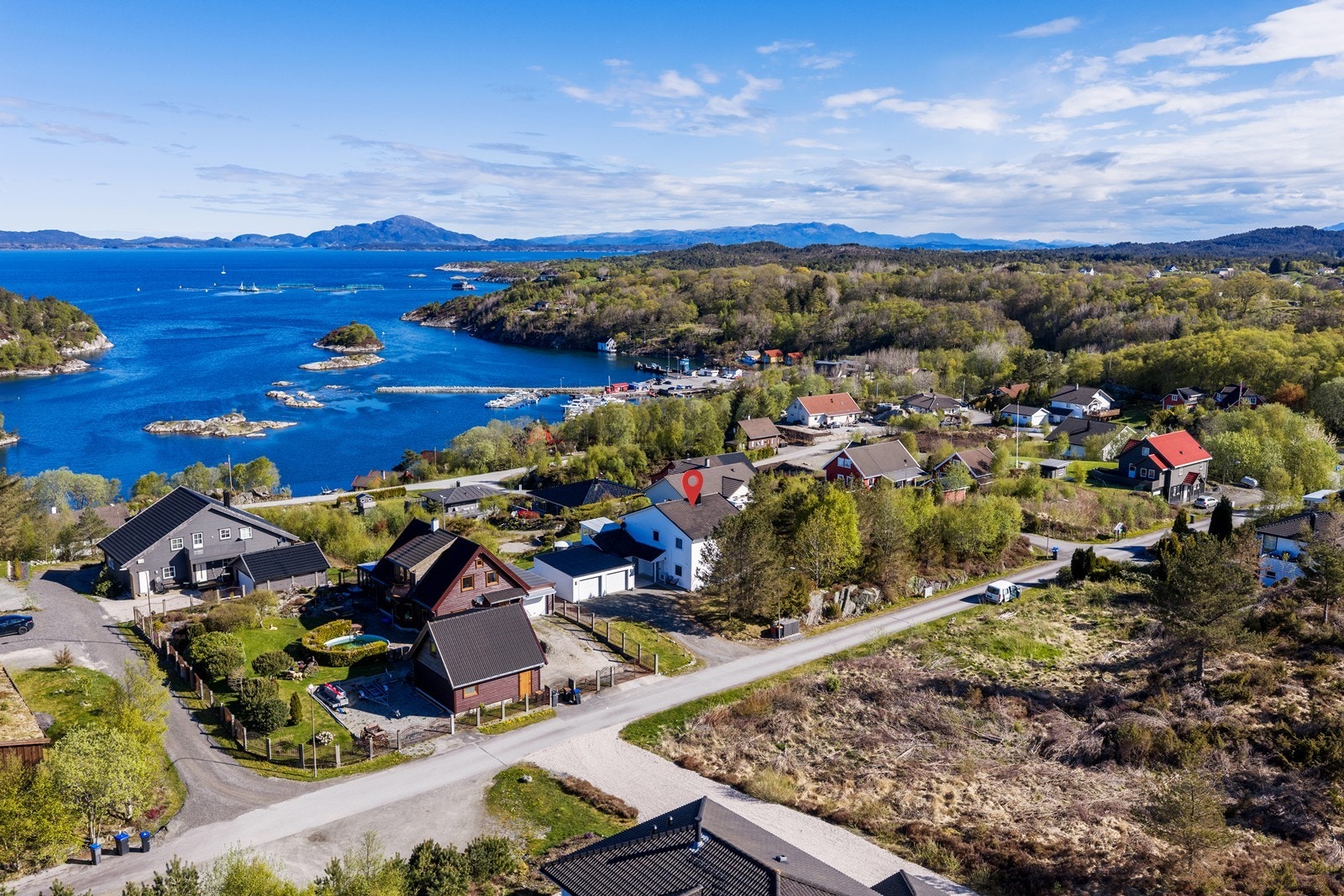 Eiendommen grenser til ubebygde tomter regulert til boligformål, og fremtidig utbygging må påregnes Galleribilde