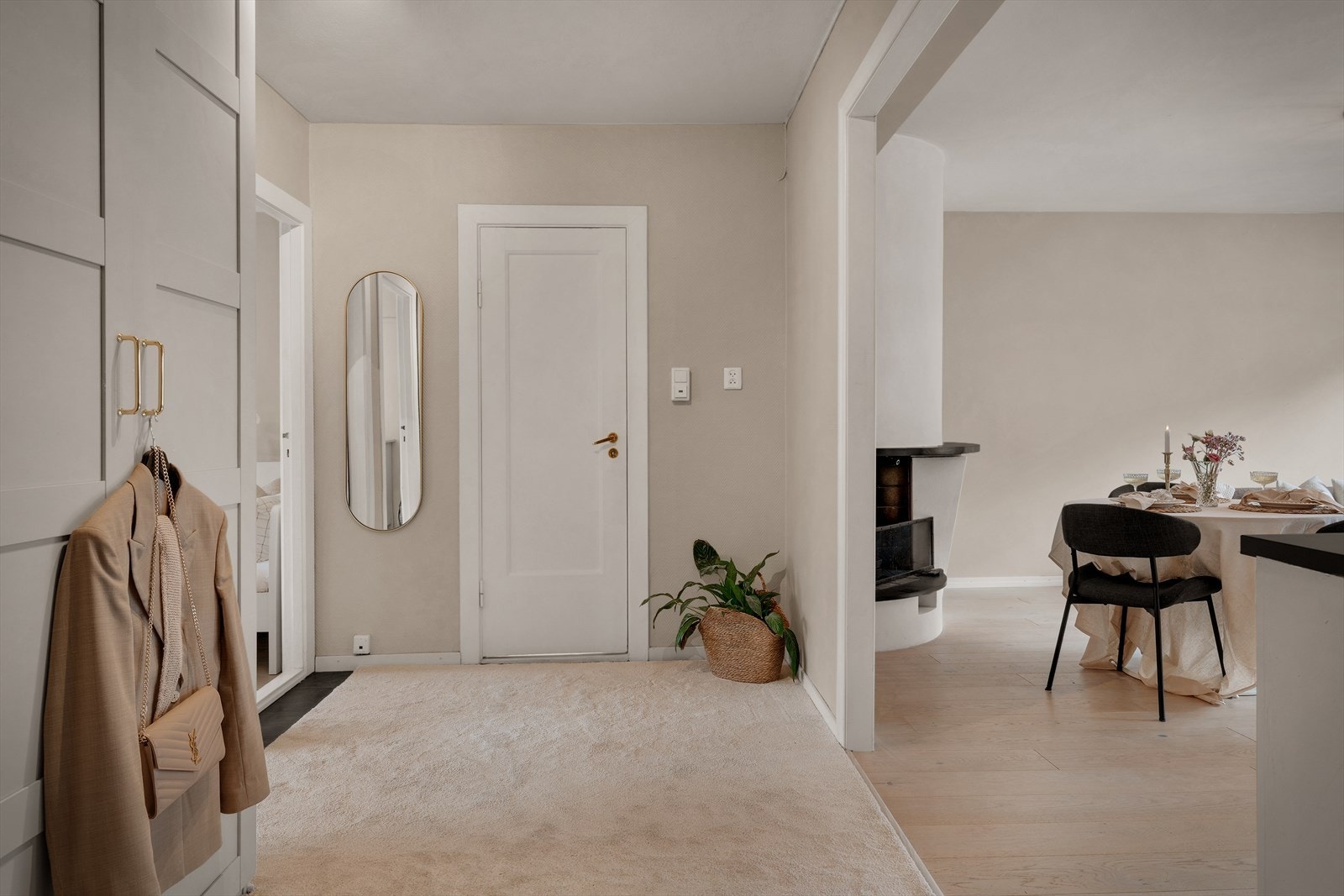 - Velkommen inn i en innbydende hall på 8,7m² med god plass til å henge fra deg yttertøy og sko - Galleribilde