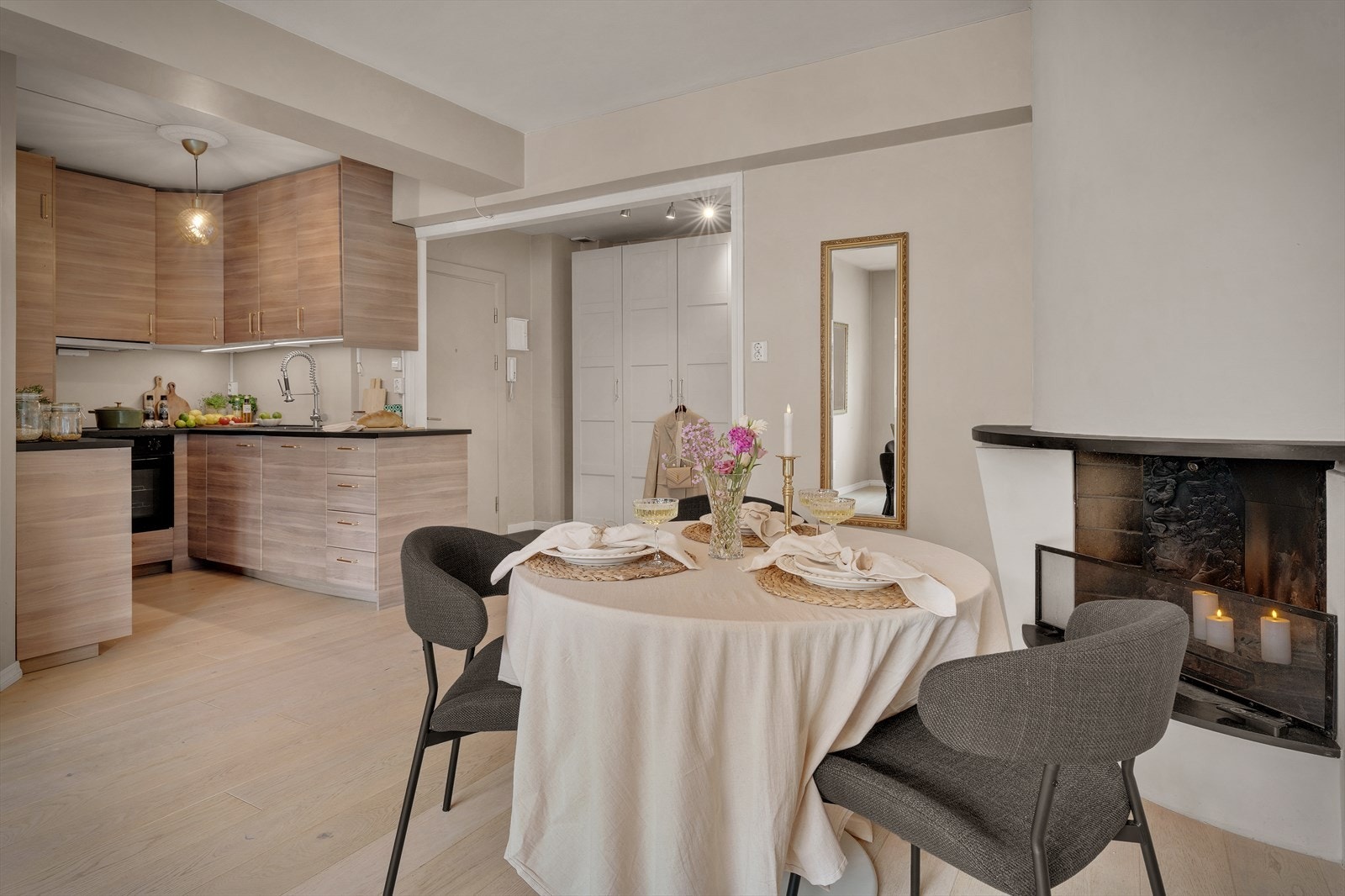 - Her er det god plass til spisebord og sofagruppe i hver sin naturlige sone - Galleribilde