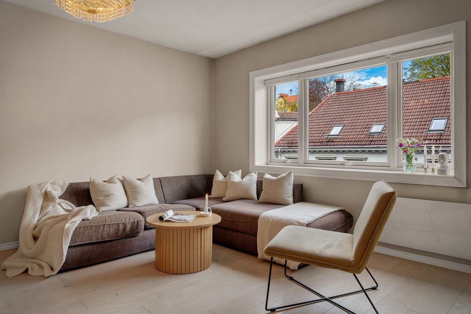 - Den åpne stue-/kjøkkenløsningen måler 27,8m², noe som gir god romfølelse og fleksible møbleringsmuligheter - Galleribilde