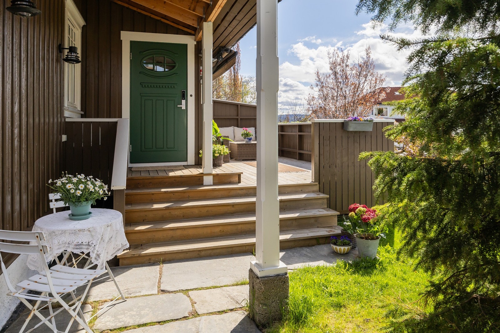 Flott inngangsparti med skiferheller, overbygd entré og terrasse mot sør. Galleribilde
