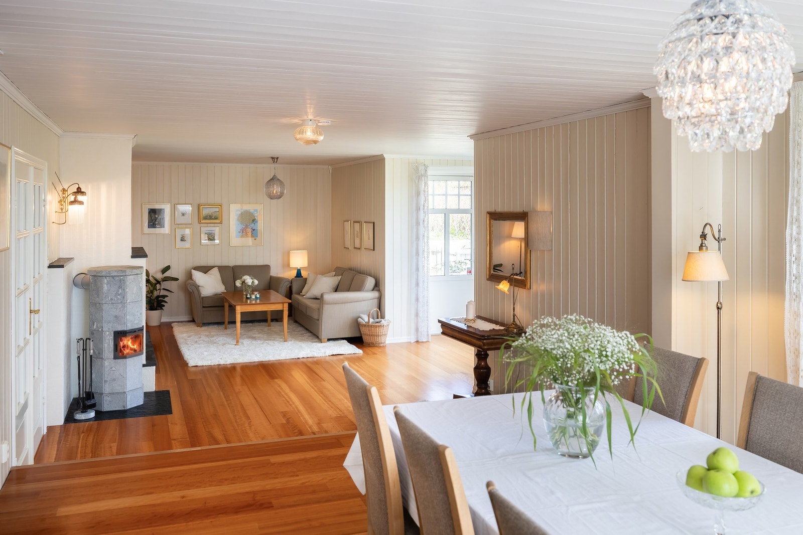 Stua strekker seg over hele husets bredde med karnapp mot hagen. Galleribilde