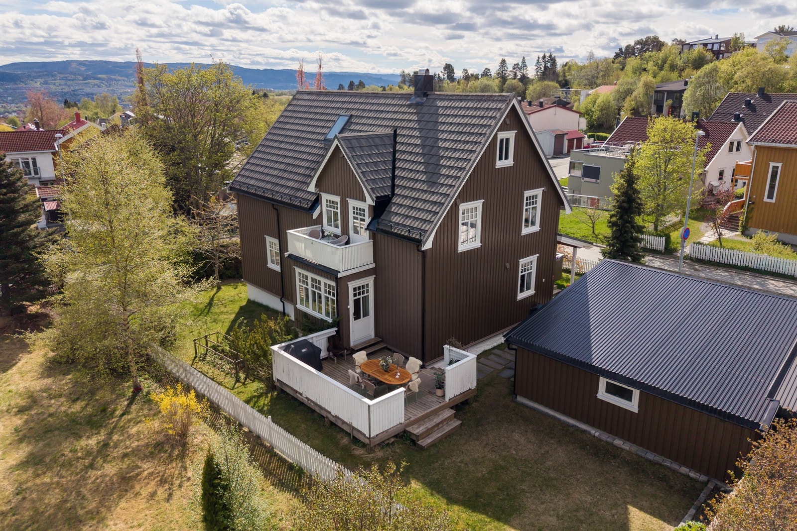 Frodig hage med bl.a. eple-, plomme-, kirsebær- og morelletre. Galleribilde