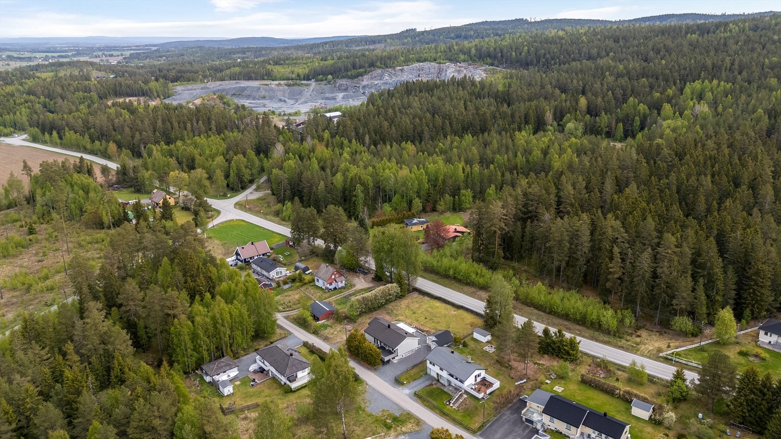 Eiendommen ligger i et eldre etablert boligområde. Sandbakkholtet er en blindvei! Galleribilde