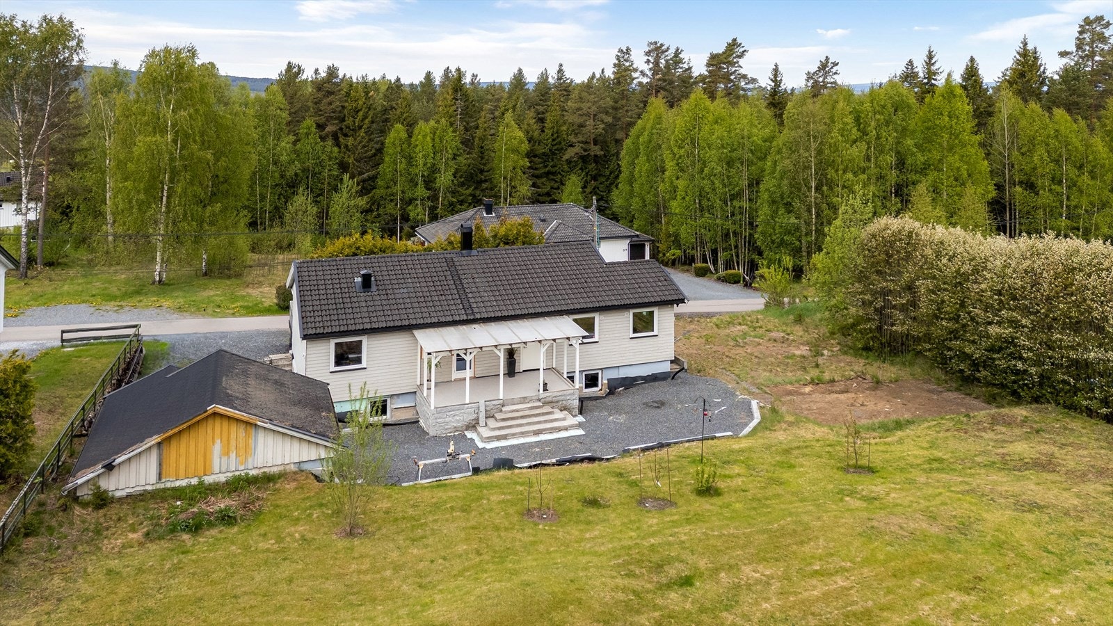 Eiendommen strekker seg utover en stor, åpen tomt med mange muligheter. Galleribilde