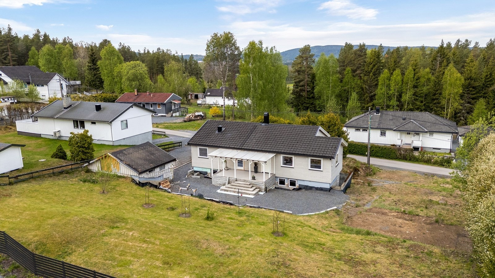 Oversikt over eiendommen i sine landlige og grønne omgivelser. Galleribilde