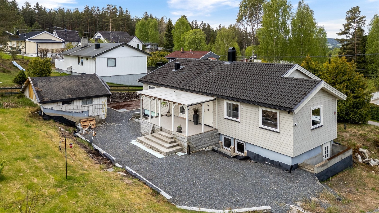 Fasaden har liggende bordkledning. Ytterveggene ble etterisolert og kledningen skiftet i 2014. Galleribilde
