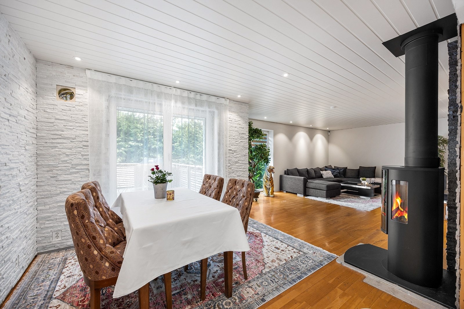 I tilknytning til stuen er det god plass for en egen spisestue. Galleribilde