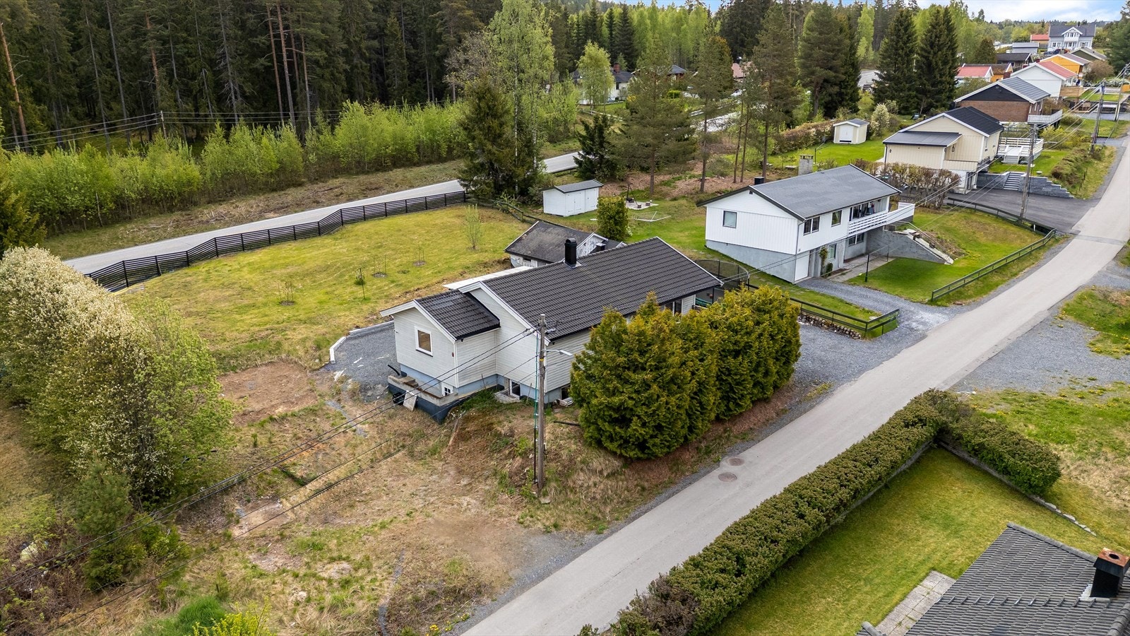 Taket er tekket med betongtakstein. Galleribilde