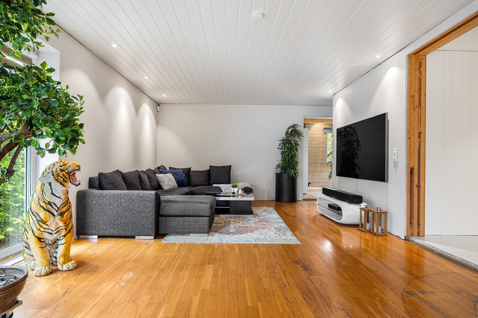 Stuen har parkett på gulvet og god plass til en stor sofagruppe. Galleribilde
