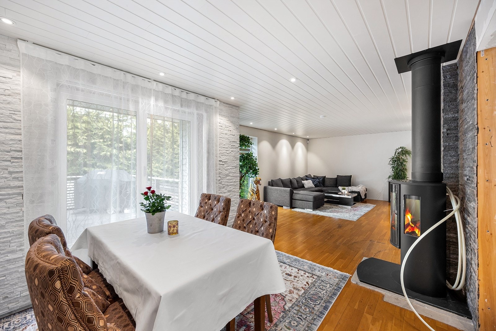 En vedovn i stuen gir ekstra varme og hygge på kalde dager. Galleribilde