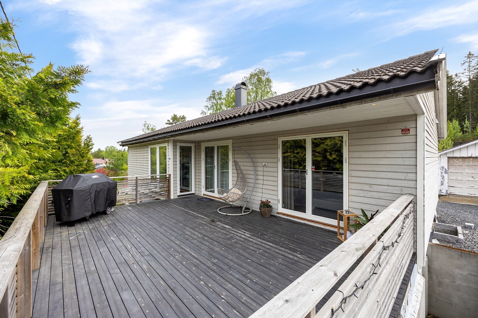 Stor terrasse på 34 m² med god plass til utemøbler og sosiale soner. Galleribilde