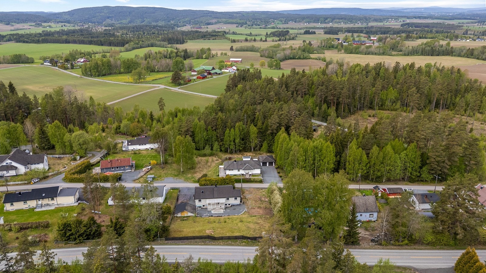 Området er preget av eneboligbebyggelse i landlige og rolige omgivelser. Galleribilde