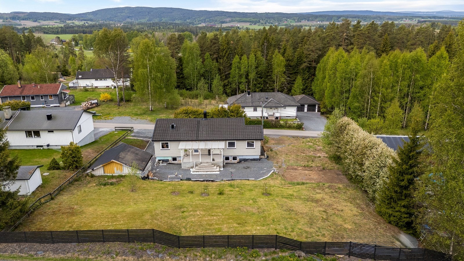 Den store tomten gir rikelig med plass for hage, lek og utendørsaktiviteter. Galleribilde