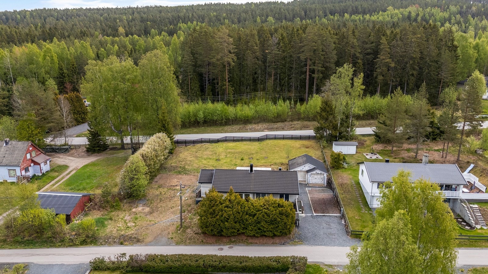 Boligen har umiddelbar nærhet til skog og mark med gode turmuligheter. Galleribilde