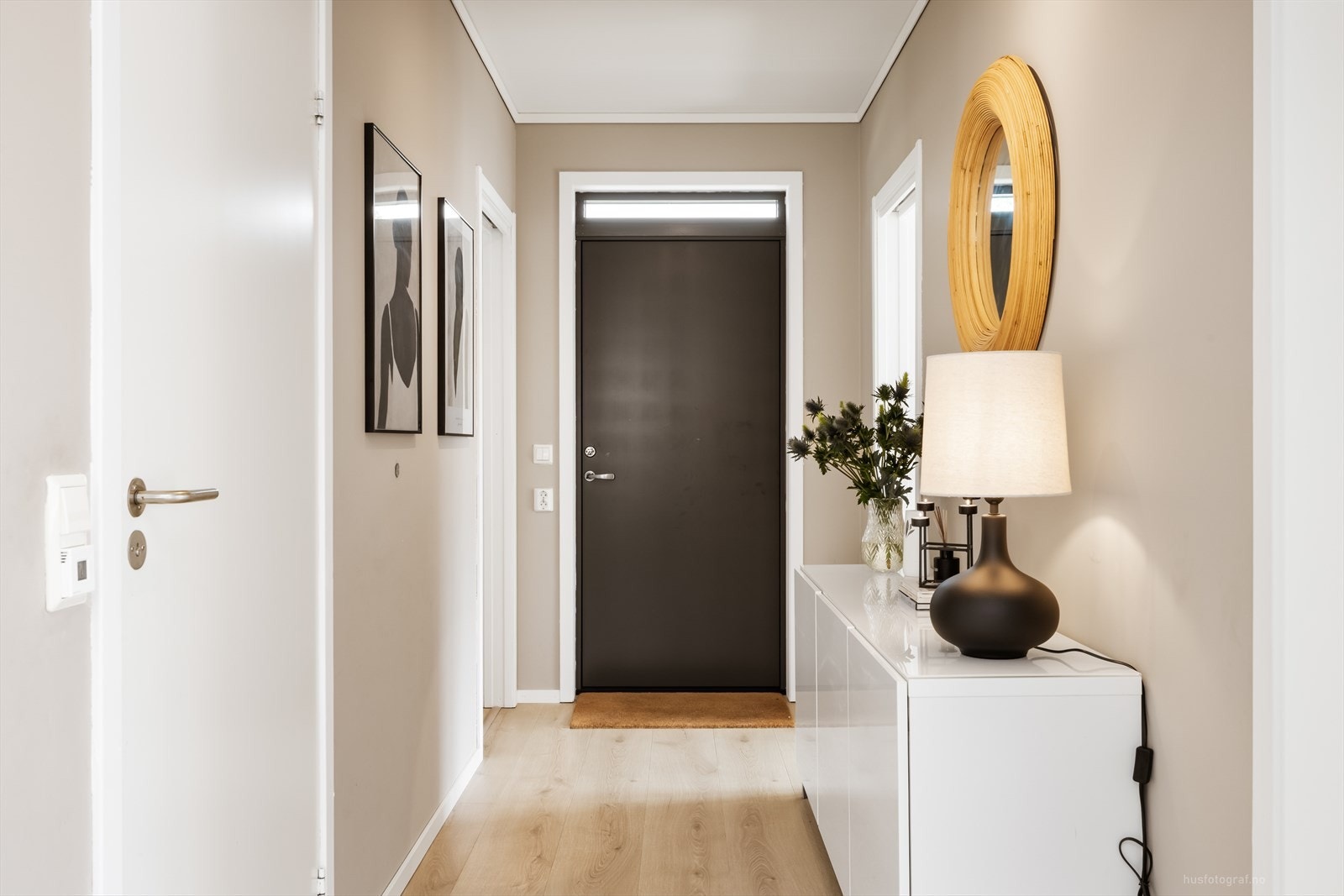 Entréen gir et godt førsteinntrykk og har plass til oppbevaring av yttertøy. Enkel og trappefri adkomst. Galleribilde