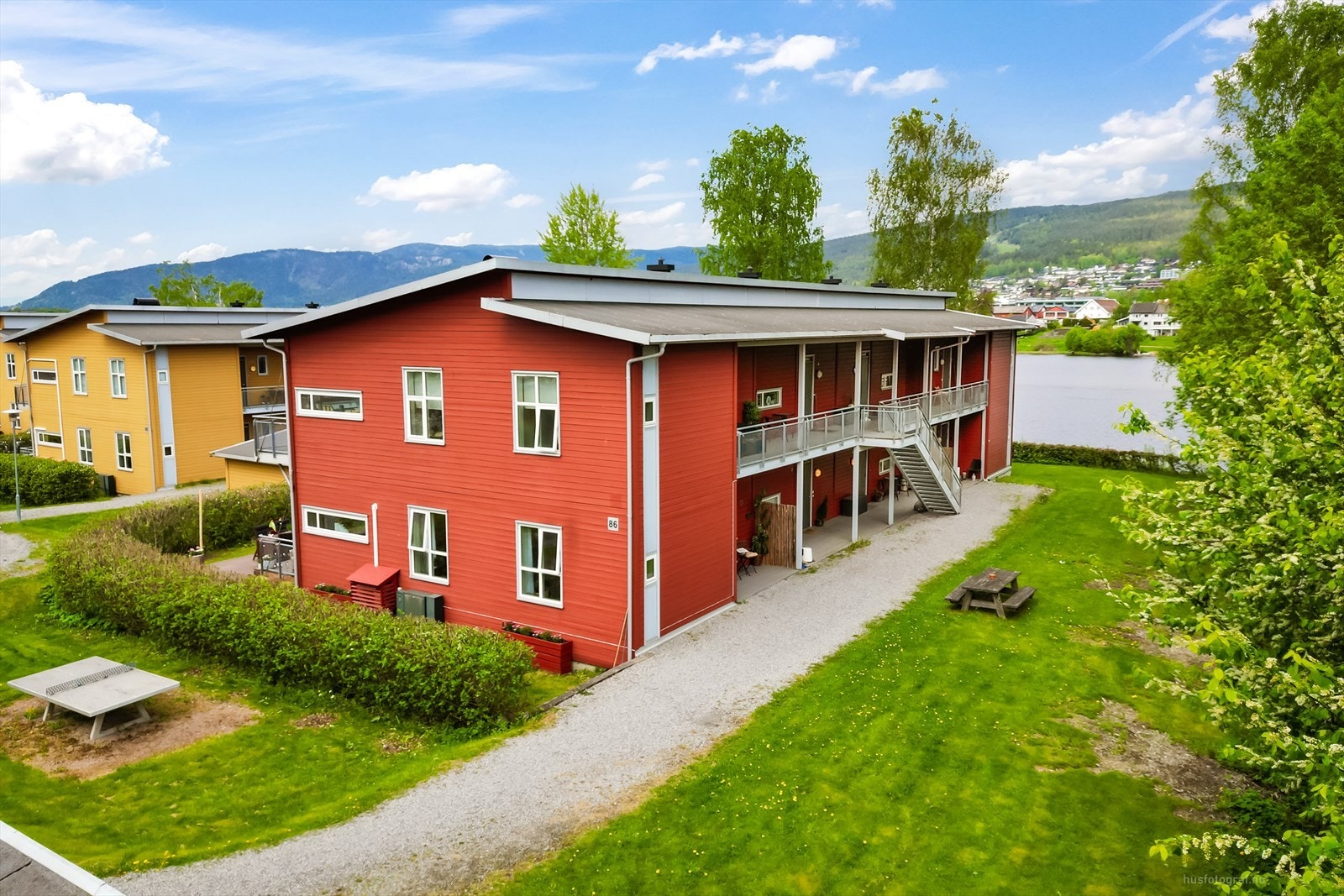 Borettslaget har fine fellesarealer med bla. grøntanlegg, grillplass, lekeplass og bordtennis. Galleribilde