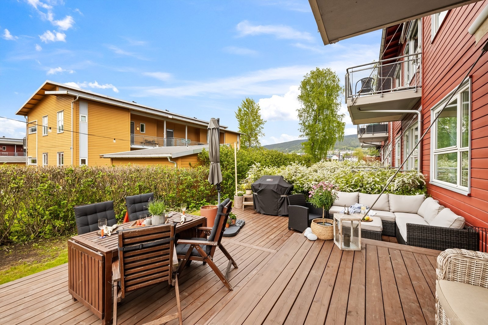 Leiligheten har en stor vestvendt markterrasse på 34 kvm, et perfekt sted å tilbringe sommerhalvåret! Galleribilde