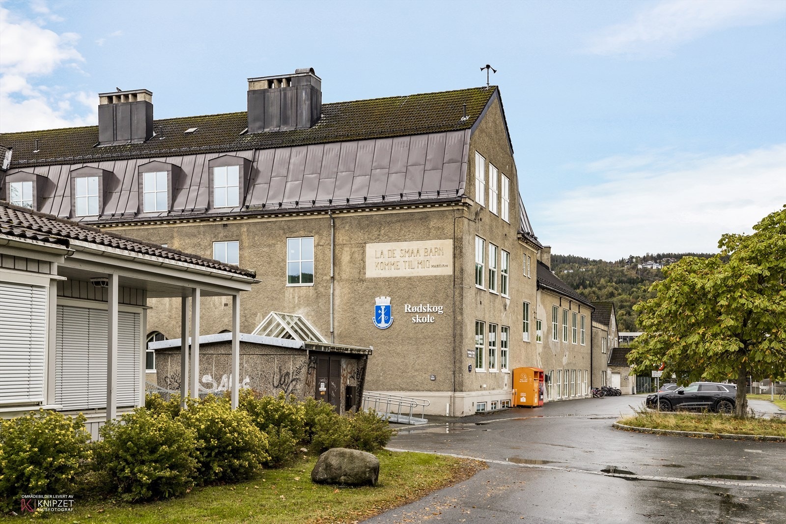 Rødskog skole (1-7 kl) ligger med ca. 15 minutters gange fra boligen. Galleribilde