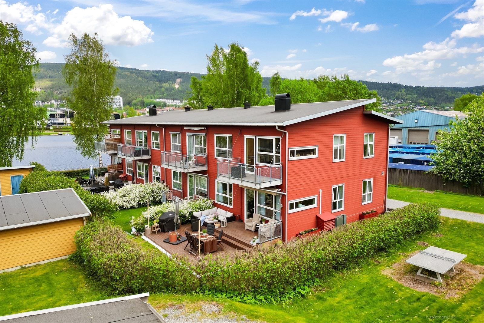 Beliggenheten nær Drammenselva gir en naturnær og fredelig ramme rundt boligen. Galleribilde