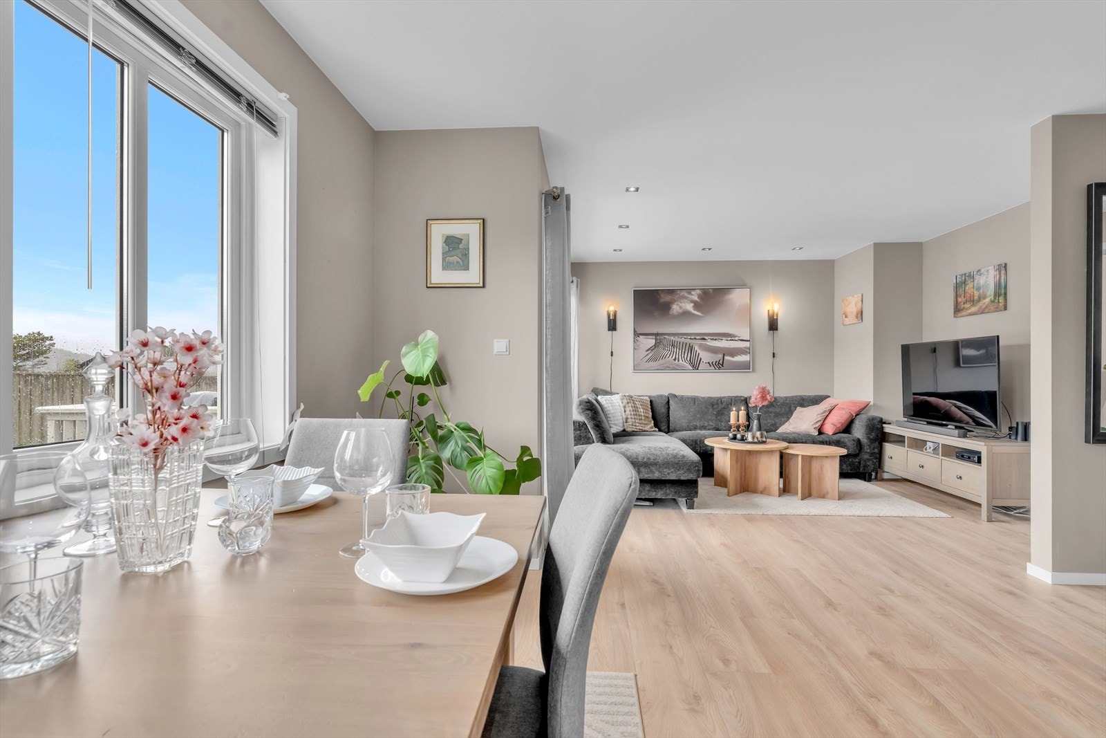 En lys toppleilighet over to plan, med en åpen og sosial sone for stue og kjøkken i hovedetasjen. Galleribilde