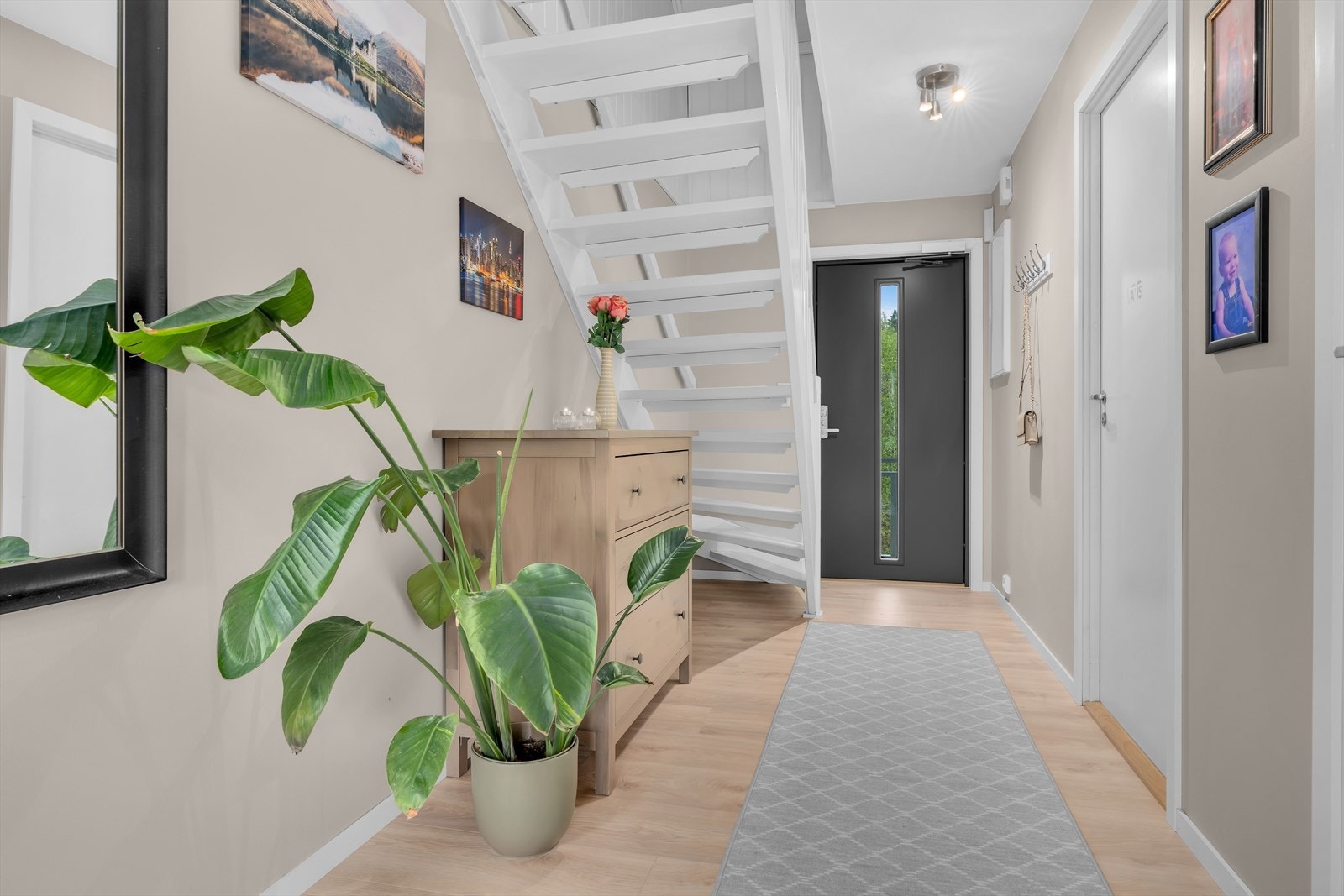 Innbydende entré med trapp som leder opp til loftsetasjen. Galleribilde