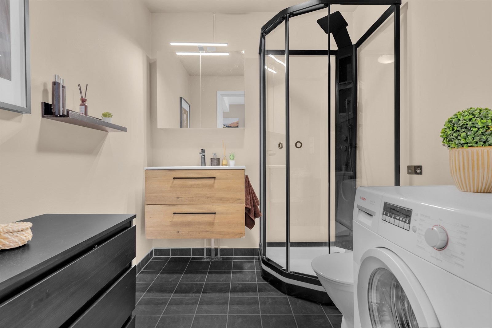 Badet har flislagt gulv med elektriske varmekabler for god komfort. Galleribilde