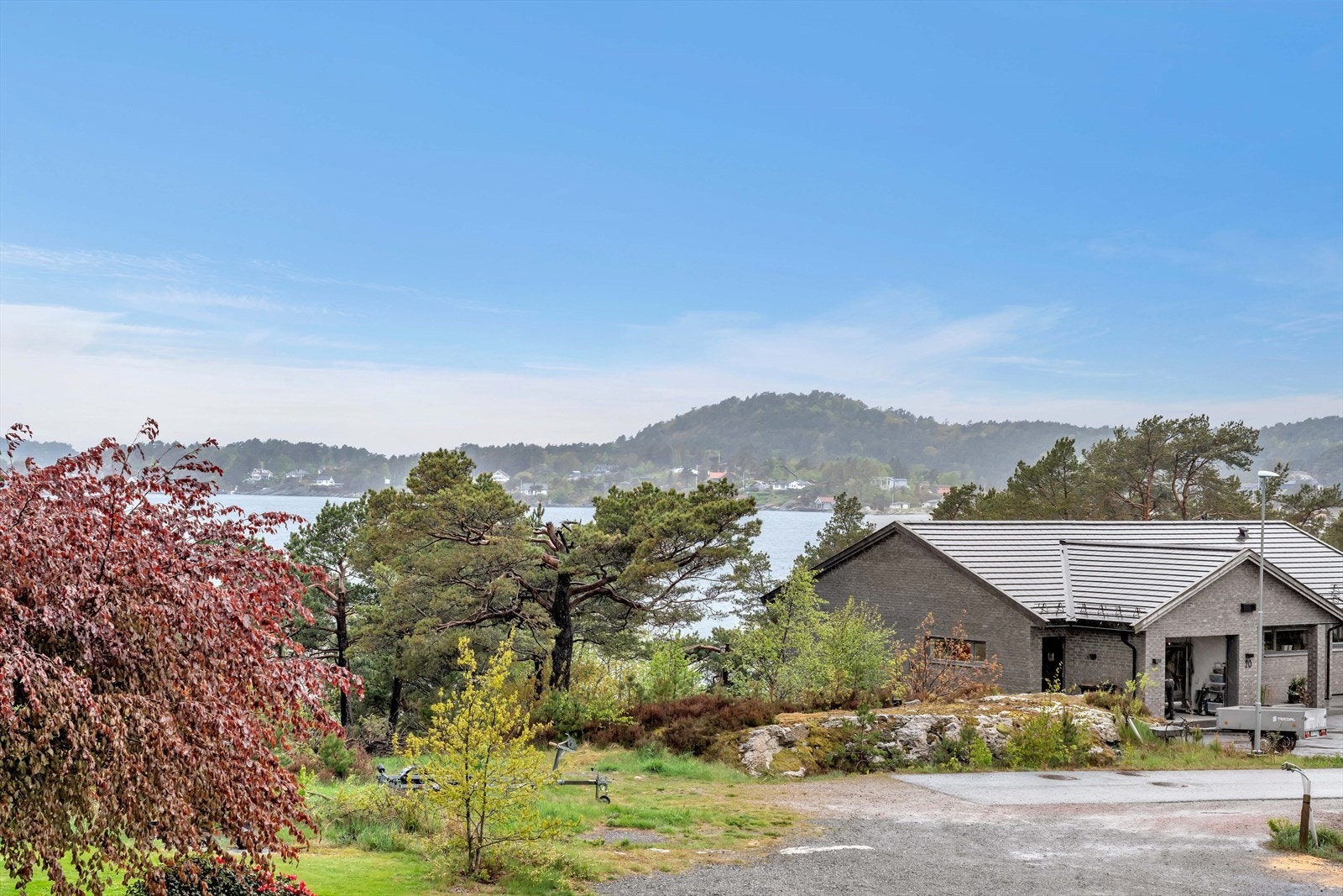 Beliggenheten på Langenes gir umiddelbar nærhet til sjøen, svaberg og flotte turområder. Galleribilde