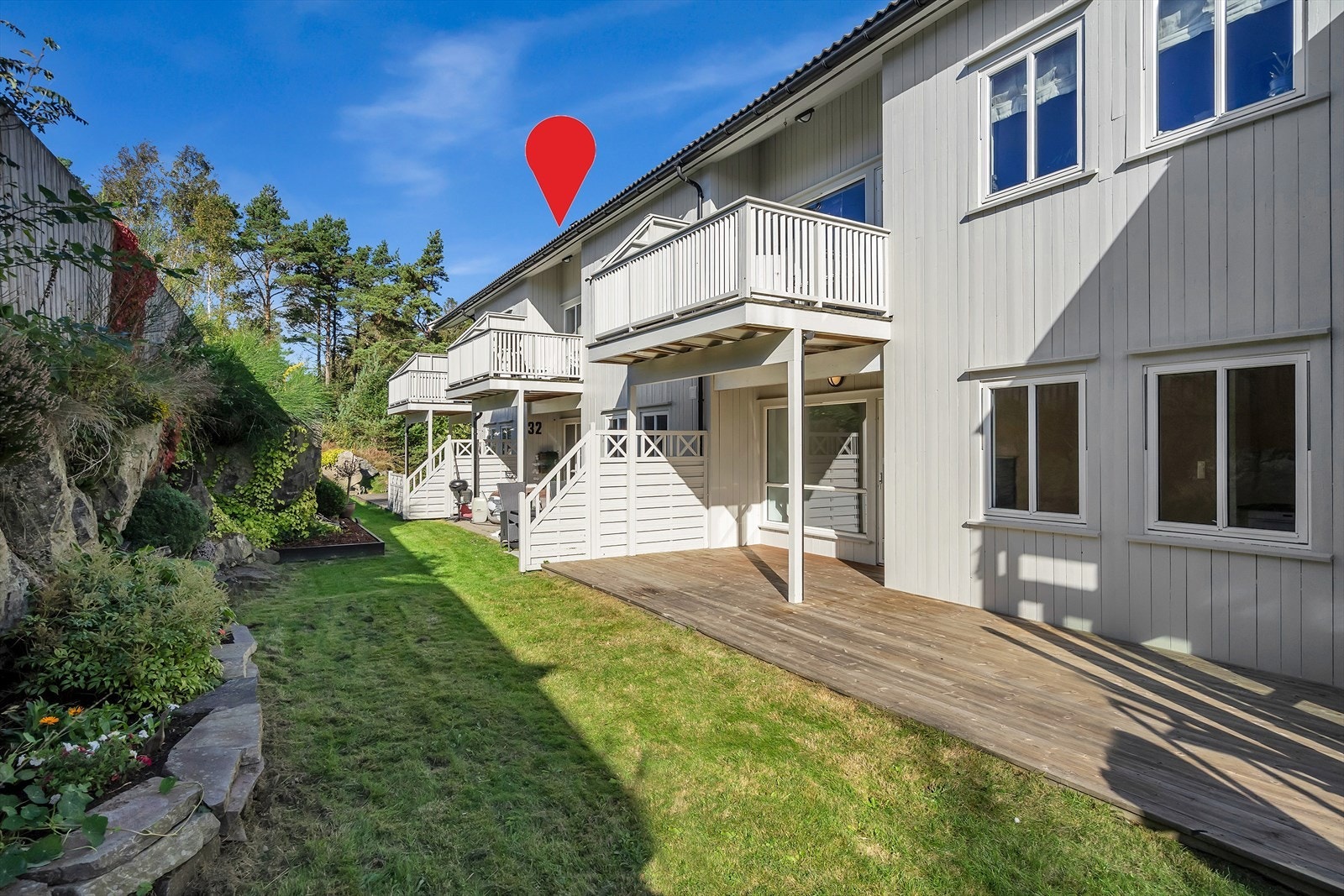 Boligen ligger i et rolig og etablert nabolag med lite gjennomgangstrafikk. Galleribilde