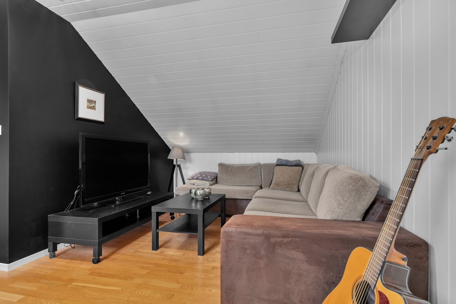 Loftstuen er et perfekt sted for en TV-krok eller et lekeområde for barna. Galleribilde