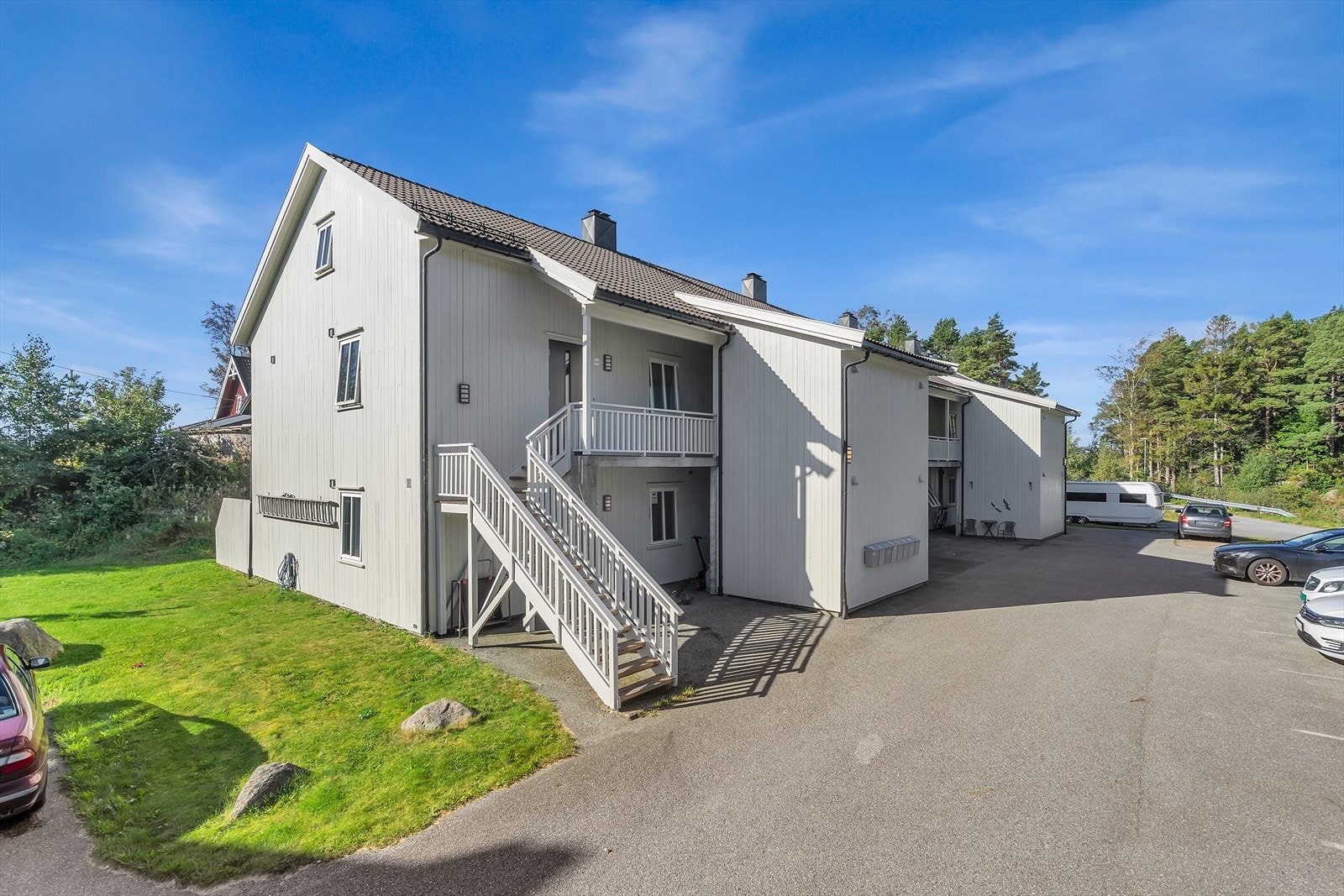 Leiligheten disponerer egen parkeringsplass på fellesområdet. Galleribilde