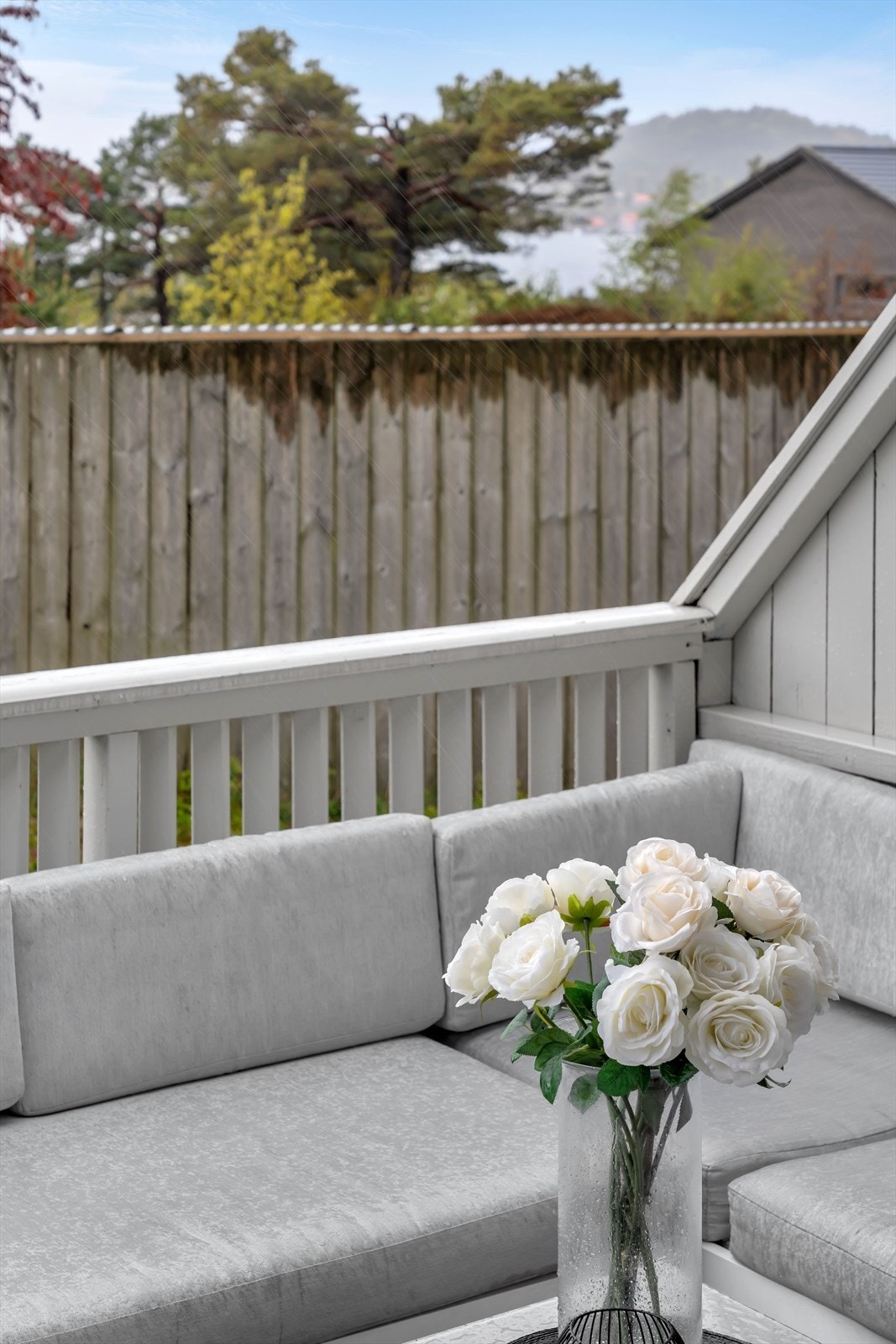 Verandaen har dekke av terrassebord og rekkverk av tre. Galleribilde