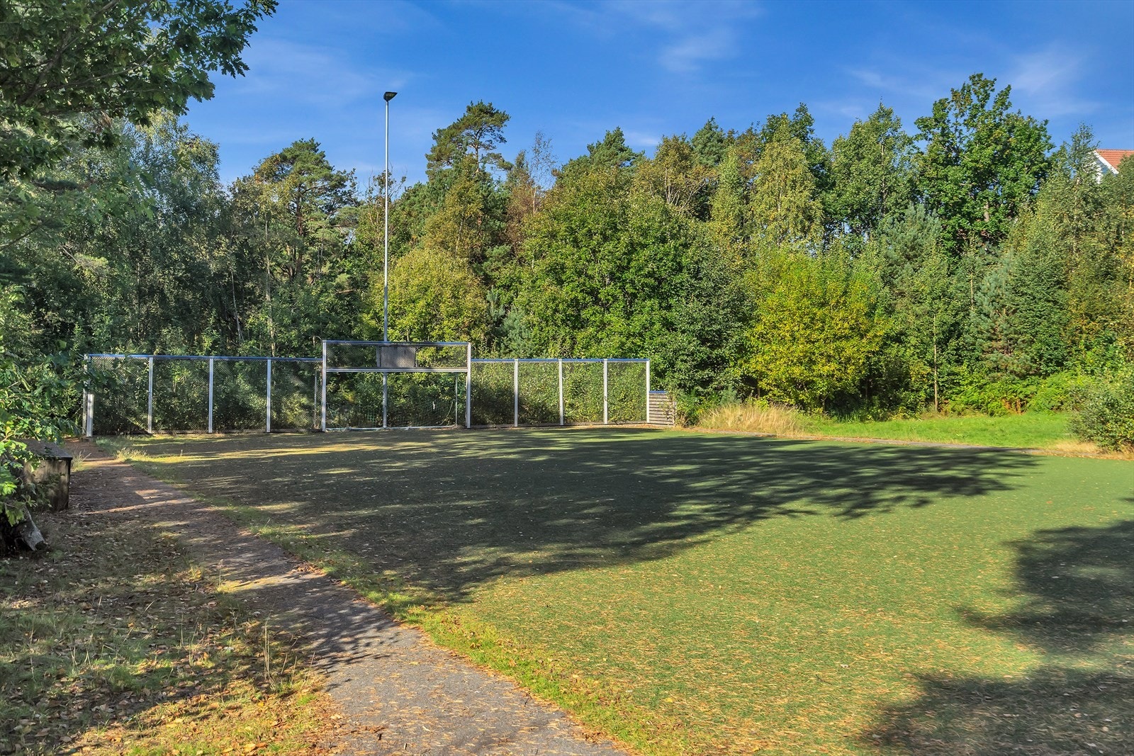 For de aktive ligger Langenes stadion med fotballbane og ballbinge like i nærheten. Galleribilde