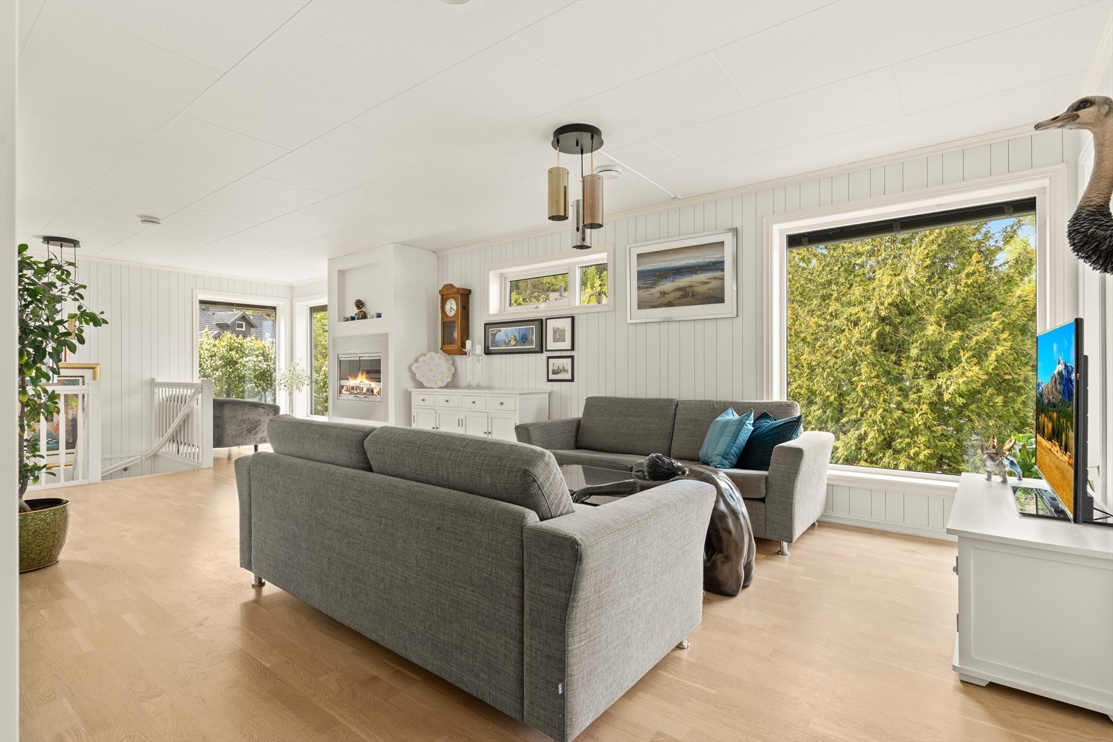 Stuen har en behagelig planløsning med gode møbleringsmuligheter. Store vinduer slipper inn rikelig med naturlig lys. Galleribilde