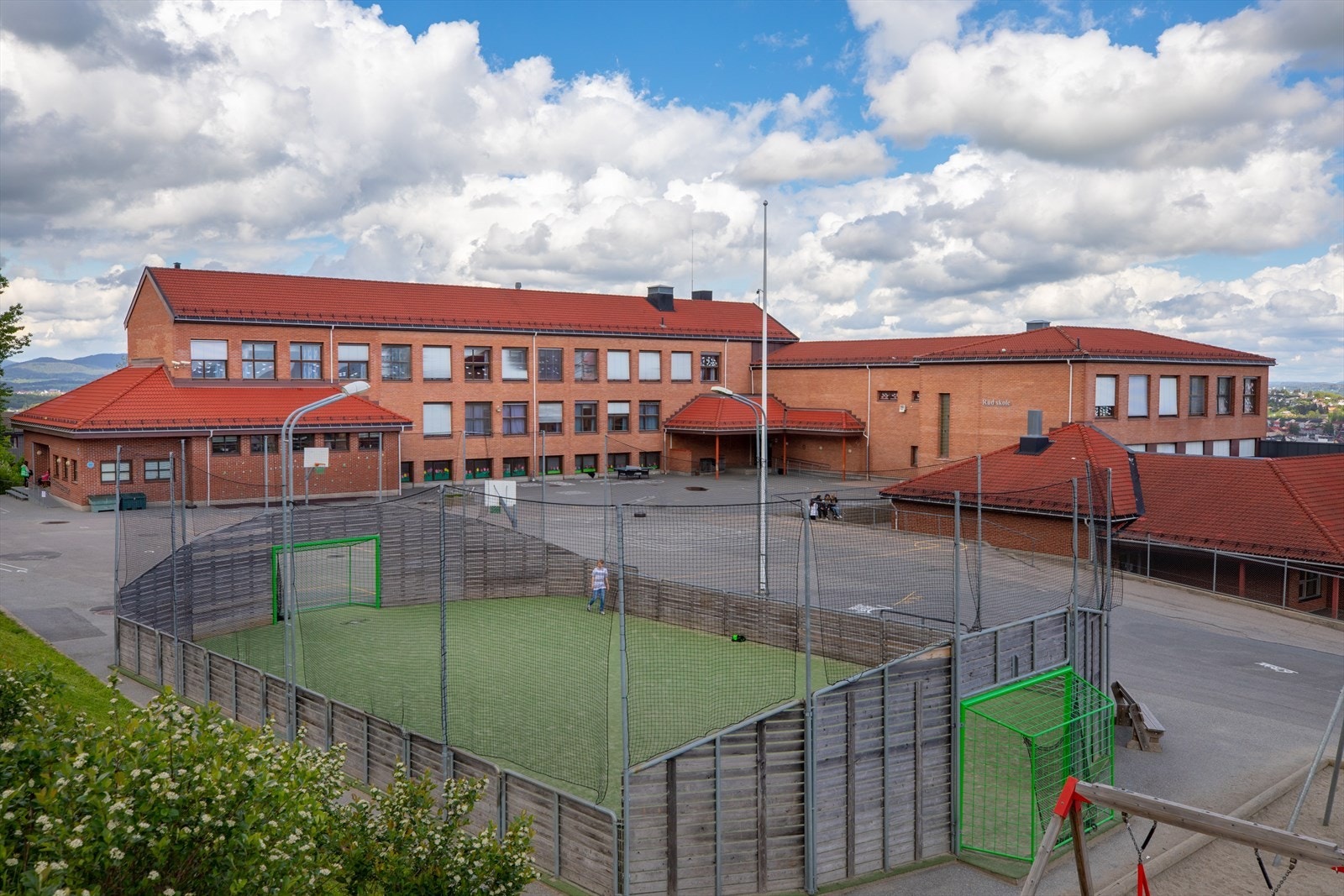 Boligen sokner til populære Rud skole, som er en ettertraktet barneskole i Rælingen Galleribilde