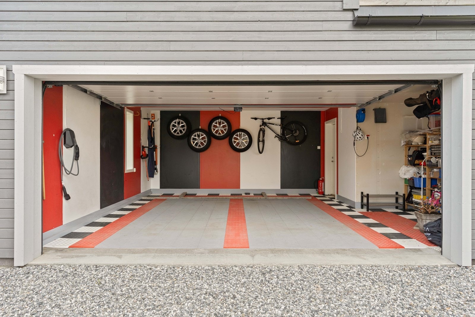 Stor garasje med god plass til to biler, lagring og hobbyaktiviteter. Rommet er praktisk innredet og har fleksible bruksmuligheter. Galleribilde